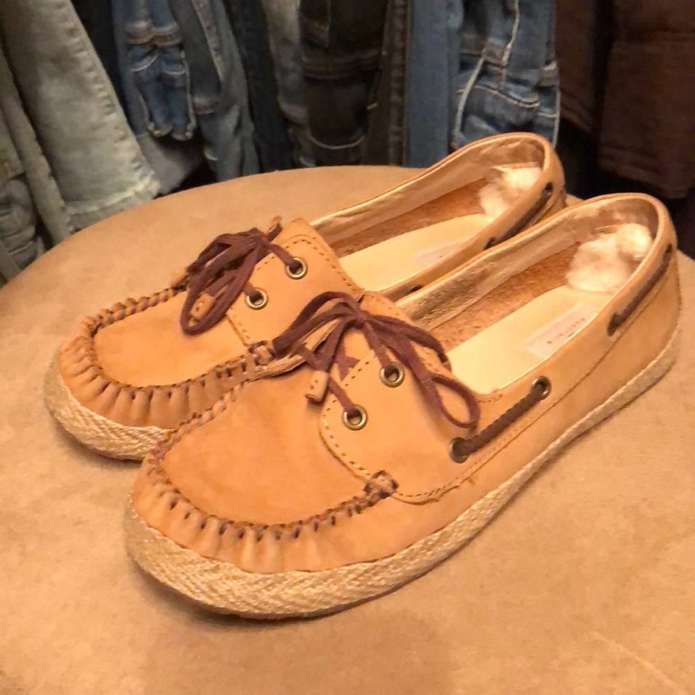 Like NEW leather Ugg shoes